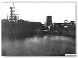1975 - Il laghetto dell'Aniene. A sinistra l'impianto trielina con alla sommit� (65 m.) la torcia acetilene del CK in caso di arresto del consumo. A destra l'impianto Cloro Liquido