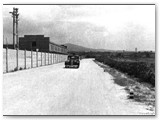 Anni 40 - La strada che corre sul lato sud dello stabilimento, incorporata nella recinzione dagli anni 90
