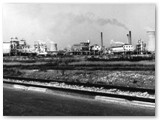 1964 - Vista da sud degli impianti del Polietilene a destra e dei Perossidati a sinistra (Foto Aringhieri)