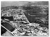 1970 - In primo piano Prodotti Clorati ed Elettrolisi. A seguire il Cracking, e l'area imprese. Poi il Polietilene ed i Perossidati, la Sodiera sullo sfondo. A dx il villaggio Aniene, 
ed il laghetto'. Al centro, il piccolo agglomerato del Mondiglio.