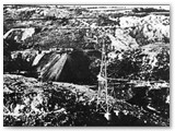 1915 - Cave di calcare in pieno sfruttamento. In primo piano la teleferica con i carrelli a sinistra