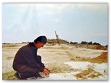 1982 - Nilo Papi prepara la miccia per le cariche esplosive