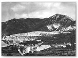 1940 - I frontoni di cava caricati con esplosivo provocando la 'volata', cio lo sgretolamento di circa 15mila ton. di calcare 