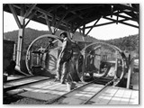 Anni '40 - I trasporti si fanno con i carrelli Decauville. Qui un ribaltatore per carrelli