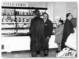 1951 - Cerimonia con il Sindaco Marchi perch il negozio di via del Popolo si evolve da tradizionale a libero servizio.