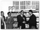 1951 - Cerimonia con il Sindaco Marchi perch il negozio di via del Popolo si evolve da tradizionale a libero servizio. Il Sindaco ringrazia il Presidente Agostini.
