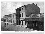 1932 - Davanti la stazione. In primo piano il bar Norge. Sul fondo i palazzoni