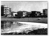 1964 - La spiaggia allo sbocco del fosso delle Porcarecce (Unione dei botri Cotone e Secco)
A sx il palazzo Silt del 1964.