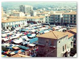 1970 - Il mercato del lunedi in Piazza Monte alla Rena