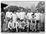 1954 - 1 torneo bar - Bar Fiorenzani: Multedo Pezzini, D'Ercole, Maurilio Di Paco, Bruno Battini, Willi Franchi, Gavazzi Leo (dirigente), Ivan Marinari, Berkovich (chinato), Enzo Caporali, Leno Carmignoli, accosciati: Simoncini, Varo Reali, Mario Lupi