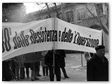 25 aprile 1974 - Il corteo presso le scuole elementari