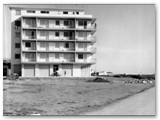 L'enorme palazzone sul lungomare dello Scoglietto che ha rovinato fin dagli inizi degli anni '60 tutto l'assetto dell'area dove era vietato all'epoca costruire pi� di due piani...
