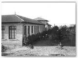 1923 - Le nuove scuole inaugurate a ottobre. Sul fondo la casa colonica 'Sardegna'
