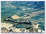 Il villaggio Aniene (1939-1990) con il laghetto del mulino ottocentesco. Anche qui case impiegati e operai. In alto 'Le Pescine'