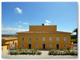 Villa Graziani oggi.  L'elegante edificio dalle linee classiche ha finestre timpanate al prima piano e corpo centrale superiore arretrato e merlato.