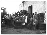 1927 - Confezione pomodori, le donne vadesi sono la quasi totalit delle maestranze stagionali.