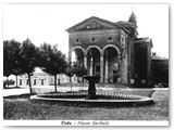 1930 - La fontana della piazza. (Foto Bernini)