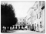 Anni '30 - Le logge da sud. A sxinistra i grandi platani ora scomparsi. 