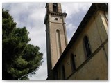 Il campanile della chiesa nasce direttamente dalla parte posteriore al centro delle due Canoniche.