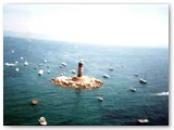 Ogni domenica d'estate lo specchio d'acqua intorno al Faro di Vada ha questo aspetto. 
Per tutti: bagno, pasto in barca o sugli scogli, tanto sole e pennichella.