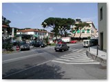 Vista dal cancello del parco del castello Pasquini. Al centro a sx l'antica Casa Rossa primo fabbricato della piazza del 1850 ed a dx il palazzo Ginori.