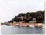 Il porticciolo del Circolo Nautico, a sx la 'Baracchina' ristorante sulla punta.