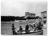 Anni '20 - La barca 'Renzo' sulla spiaggia di Caletta. Con la torretta villa Pasi.