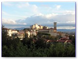 Vista della chiesa e del castello dal primo piano della villa
