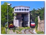 Limpianto dismesso.A sinistra locomotore Deutz per la manovra dei carri,  sul nuovo binario di destra la V 100 si appresta a trainare un treno alla cava. (Foto A. Alb)