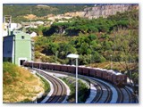 Convoglio spinto dalla V 100 appena caricato. La locomotiva si posizioner allaltra estremit del treno per il viaggio verso S. Vincenzo. (Foto A. Alb)