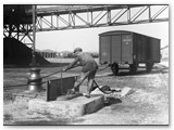 Raccordo ferroviario. Manovra carri con verricello verticale e cavo di traino