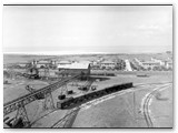 Raccordo ferroviario. Palazzoni e mare del Lillatro sullo sfondo