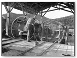 Anni '40 - I trasporti si fanno con i carrelli Decauville. Qui un ribaltatore per carrelli