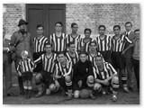 1928-29 -  Mario Carocci  il primo accosciato a dx accanto al portiere. (Arch.S.Bianchi)