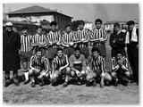 Livorno 1961 - Gynnasium prima di Solvay-Merlo persa dominando. In piedi: allenatore Neri, Chellini, Baldacci, Dal Canto, Benetti, Mecacci, Bartolini, Volpi, massaggiatore Fiaschi Tirreno. Accosciati: Pizzi, Volpi, Fattori, Mannari, Mantovani.