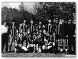 25/4/1954 - Bar Teglia finale con bar llario, 4-O. In piedi: Tonino, Nannerini Benito, Marcellini Fabrizio, Lecci, Stefanini, Landi Gilberto, Moschini, Landi Lido, Filipponi Checco. Accosciati: Landi Giuliano, Provinciali Plinio, Mascotte Provinciali Roberto, Tempestini, Falchetti Luigi