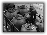 Anni '40 - Trasporto ferroviario di acido cloridrico in giare di gres smaltato.