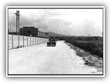 Anni 40 - La strada che corre sul lato sud dello stabilimento, incorporata nella recinzione dagli anni 90