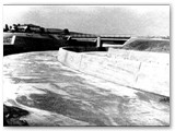 1965 - Il canale in cemento che funziona da scolmatore in caso di lago troppo pieno verso il bacino del fiume Fine