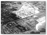 1970 - In alto lo stabilimento, intorno la citt-giardino. In basso a sx l'abitato del centro. In basso il fosso Bianco e l'arco della spiaggia con evidenti i segni dell'inquinamento.