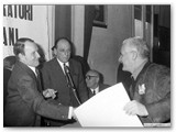 1968 - Il Direttore Henry Chardin consegna l'attestato ad un dipendente presente il Presidente Vittorio Matteucci