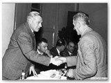 1957 - Il Direttore ing. Georges Van Weyenbergh premia un anziano di fabbrica