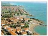 Panorama aereo dalla baia di Caletta alle spiagge bianche prima  del porto Cala de' Medici nel 2001-2003.