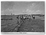 1939 - Veliero al pontile in contrasto con l'abbigliamento gi moderno delle ragazze. (Arch.P.Pagnini)