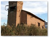 Ex stazione pompaggio Solvay abbandonata causa salinit dell'acqua. Secondo testimonianza di Furio Spinelli durante la guerra funzionava come torretta di avvistamento per l'aeroporto. (Arch. L.Luperini)