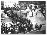 La processione rientra dal Viale italia sul lato sud della piazza.