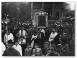 La processione all'uscita dalla chiesa.