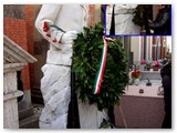 Il monumento a P.Gori al cimitero. La Federazione Anarchica Elbana e di Piombino ha scoperto la targa in basso al monumento