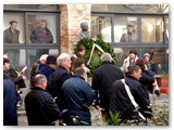 Piazza Gori-Il Sindaco A. Franchi ed il Vicesindaco L. Benini posano la corona sotto il busto di Pietro Gori